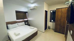 Postel nebo postele na pokoji v ubytování Palm Breeze Hotel - Colaba