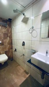 Koupelna v ubytování Palm Breeze Hotel - Colaba