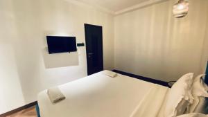 TV a/nebo společenská místnost v ubytování Palm Breeze Hotel - Colaba