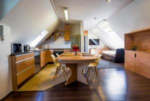 een keuken met een tafel en stoelen in een kamer bij Robinson szigete in Balatonfüred