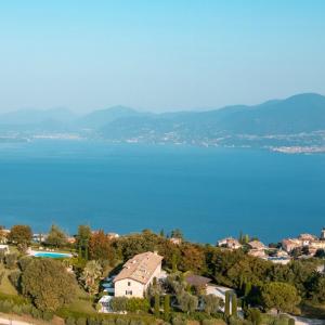 una vista aérea de una casa al lado del agua en The Romantic Dependance in Luxury Villa, en Torri del Benaco