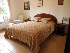 A bed or beds in a room at Gite De Costebelle