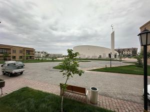 TürkistanにあるЖк Караван Сарайのベンチ付き駐車場