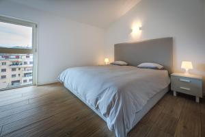 Postel nebo postele na pokoji v ubytování Viganello Modern Apartment + 37 fotografií