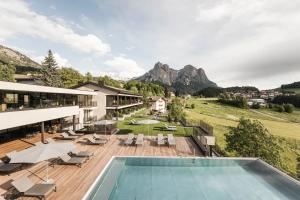ein Bild eines Resorts mit Swimmingpool in der Unterkunft Hotel Alpenflora in Kastelruth