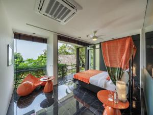 Un dormitorio con una cama y un balcón. en Villa Yang, Private Oceanfront Villa, Kamala Beach, en Kamala Beach 49 fotos más