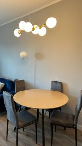 a dining room with a table and chairs at Apartament 5 piętro in Częstochowa