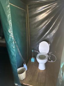 uma casa de banho com WC numa tenda em Zuhumath Tented Camps Serengeti em Parque Nacional Serengeti mais 30 fotografias