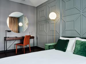 Posteľ alebo postele v izbe v ubytovaní Hotel Indigo Warsaw Nowy Świat by IHG