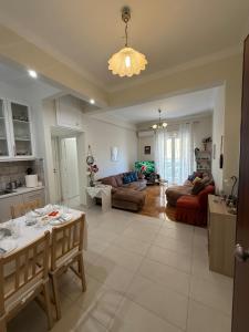 ein Wohnzimmer mit einer Couch und einem Tisch in der Unterkunft A nest for two in Athens in Mesochórion