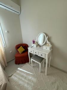 Ein Sitzbereich in der Unterkunft A nest for two in Athens