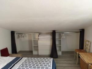Posteľ alebo postele v izbe v ubytovaní Villa 45 M2 dans parc arboré avec piscine