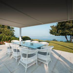 Una mesa y sillas en un patio con vista. en The Romantic Dependance in Luxury Villa, en Torri del Benaco 26 fotos más