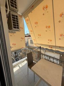 Ein Balkon oder eine Terrasse in der Unterkunft A nest for two in Athens