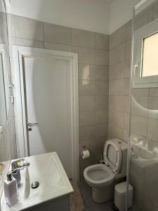 Ein Badezimmer in der Unterkunft A nest for two in Athens