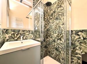 een badkamer met een wastafel en een douche bij Affaccio su le Lupe in Siena