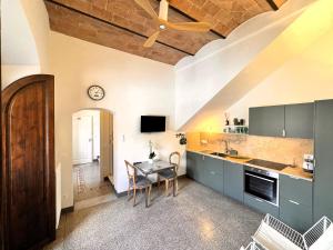 een keuken met een tafel en een eetkamer bij Affaccio su le Lupe in Siena