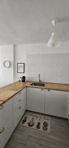 una cocina con fregadero y encimera en Edén Los Cristianos, en Los Cristianos