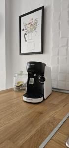 una cafetera sobre una mesa de madera en Edén Los Cristianos, en Los Cristianos 26 fotos más