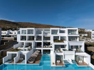 Bazén v ubytování Infinity View Hotel Tinos nebo v jeho okolí