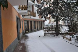 Sauze d'OulxにあるCentral Guestの雪道