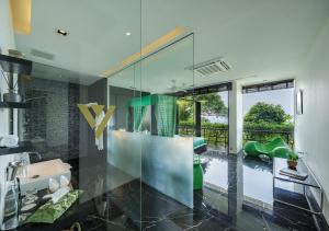 baño con pared de cristal en Villa Yang, Private Oceanfront Villa, Kamala Beach, en Kamala Beach