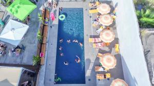 una vista aérea de una piscina con gente en ella en Ostello Bello Palermo, en Palermo
