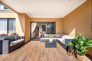 Hamilton HillにあるCharming Hampton-Style Retreat,Tranquil Private Bedroom with Shared Bathroomのソファ2つとテーブルのあるリビングルーム