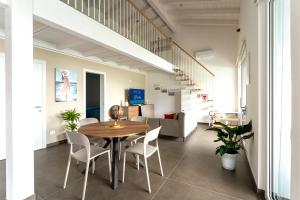 - salon na otwartym planie ze stołem i krzesłami w obiekcie Villa Mary Pool w mieście Marina di San Vito