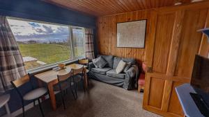 Χώρος καθιστικού στο 1 Bedroom Cabin with Mountain & Loch Views - Quiet Location between Glencoe & Ben Nevis