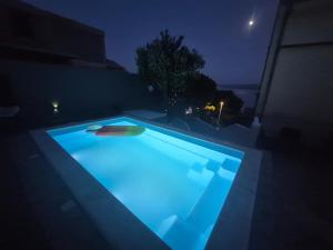 Bazén v ubytovaní Luxury apartment Duće with private pool alebo v jeho blízkosti