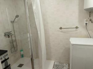 une salle de bain avec douche et lavabo dans l'établissement Alma de Mar, à La Pineda 32 autres photos