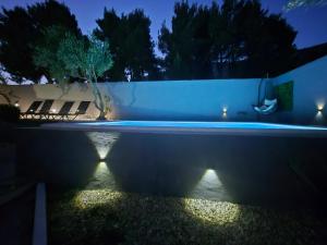 Bazén v ubytovaní Luxury apartment Duće with private pool alebo v jeho blízkosti