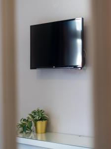TV a/nebo společenská místnost v ubytování Hotel Admiral Vinkovci