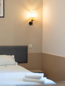 Postel nebo postele na pokoji v ubytování Hotel Admiral Vinkovci