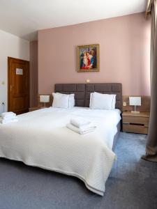 Postel nebo postele na pokoji v ubytování Hotel Admiral Vinkovci