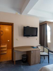 TV a/nebo společenská místnost v ubytování Hotel Admiral Vinkovci