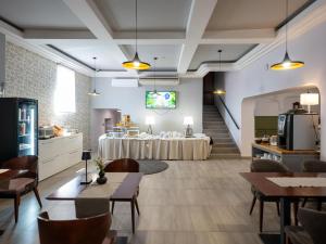 TV a/nebo společenská místnost v ubytování Hotel Admiral Vinkovci