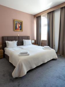 Postel nebo postele na pokoji v ubytování Hotel Admiral Vinkovci