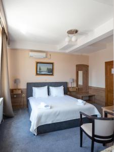 Postel nebo postele na pokoji v ubytování Hotel Admiral Vinkovci