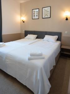 Postel nebo postele na pokoji v ubytování Hotel Admiral Vinkovci