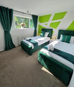 a bedroom with two beds and a window at Luxury Modern Comfy 3BR House Contractors Family in Kettering +40 photos