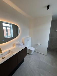 Kamar mandi di Manteka Logies