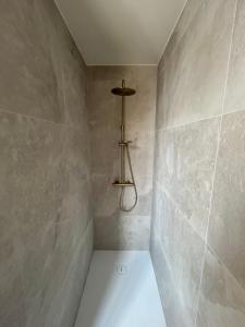 Kamar mandi di Manteka Logies
