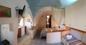 Pokój z kuchnią i sypialnią z łóżkiem w obiekcie Casa Vacanze Elianto w Anzio