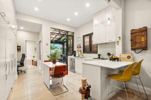 Η κουζίνα ή μικρή κουζίνα στο 'Gallery Getaway' Newtown - Alexandria Creative Hub