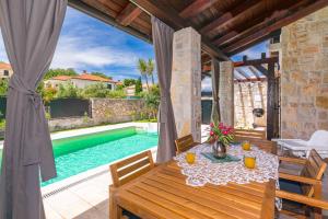 Πισίνα στο ή κοντά στο Holiday house SEASCAPE II with heated pool near the sea