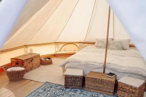 a bedroom with a bed in a tent at Täheonni Glämping in Tautsa