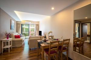 ein Esszimmer und ein Wohnzimmer mit Tisch und Stühlen in der Unterkunft Apartments in The Title Beach Rawai in Rawai Beach