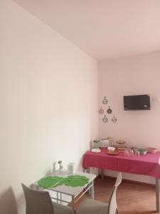 a dining room with a table with a purple table cloth at Il Fenicottero in San Benedetto del Tronto